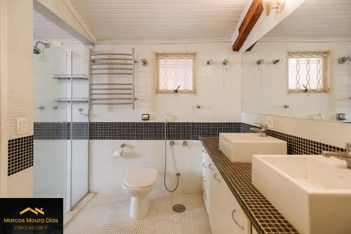 Imagem Casa no Sumaré com 3 Dormitórios ( 1 suíte), 359m² com Piscina, Elevador, Churrasqueira e 6 Vagas de Garagem