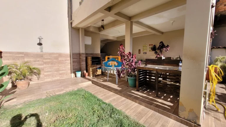 Imagem Casa grande com pontos de Comércio a venda no bairro Veraneio em Santana do Paraíso.