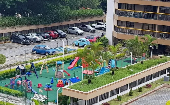 Imagem APARTAMENTO C/ 84M² (REFORMADO)- 1 VAGA DE GARAGEM - COND. PARQUE DAS ROSAS - BARRA DA TIJUCA IMÓVEL AVALIADO EM R$ 900.000,00 1ª PRAÇA: 23/02/2026 - VALOR INICIAL DE VENDA: R$ 900.000,00 2ª PRAÇA: 26/02/2026 - VALOR INICIAL DE VENDA: R$ 450.000,00