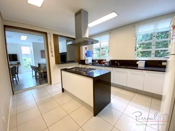 Imagem Belíssima casa com 4 Suites, 6 vagas cobertas  em Jurere Internacional a poucos passos da Praia. T...