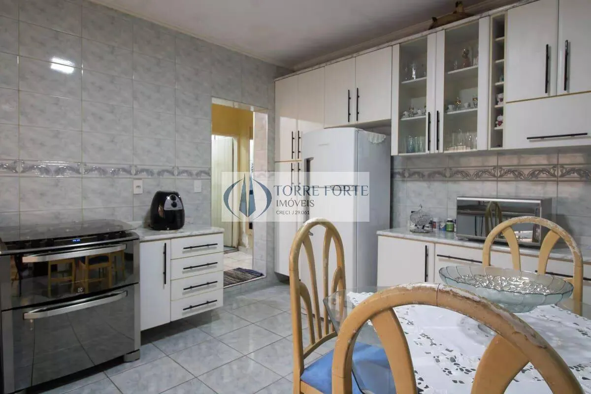 Imagem Casa com lindo espaçoso quintal, 3 vagas de garagem, 2 dormitórios