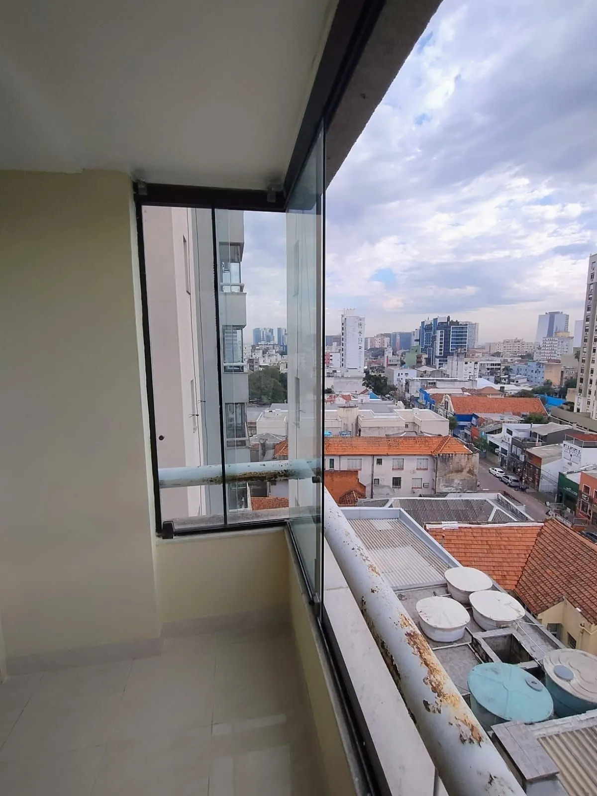 Imagem Apartamento 2 quartos, sacada com churrasqueira e garagem no bairro Cidade Baix