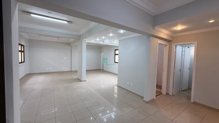 Imagem Excelente sala comercial disponível para locação na rua voluntários da franca ao lado da praça da catedral de Franca/SP