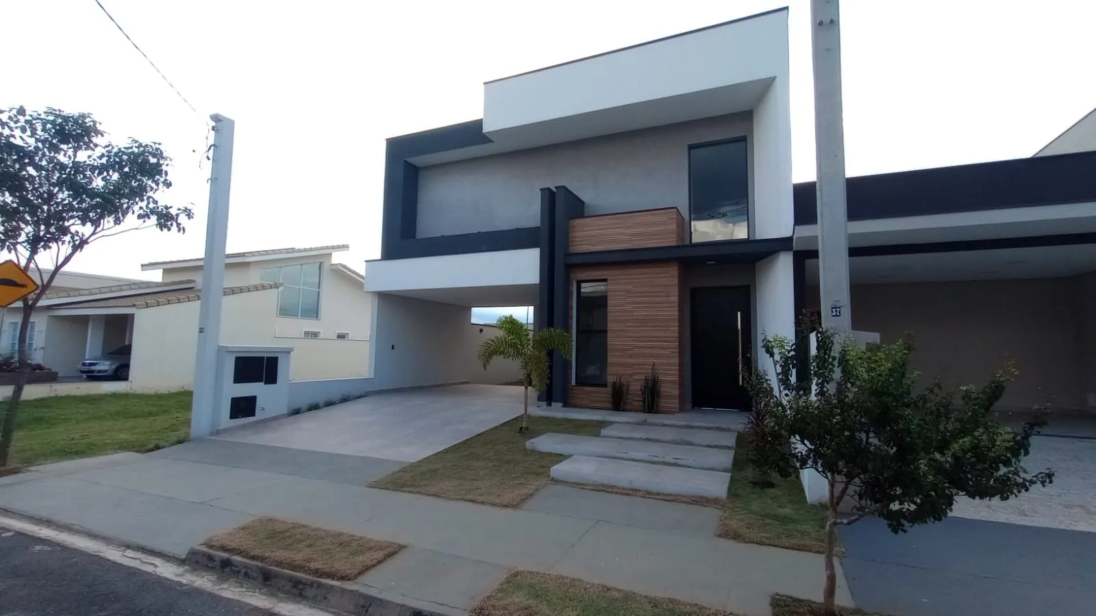 Imagem Casa Sobrado de 218m² Localizada no RESIDENCIAL LE FRANCE!