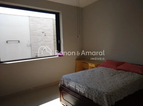 Imagem Casa em ótima localização próximo de vários comércios,com três quartos sendo uma suíte,sala ...