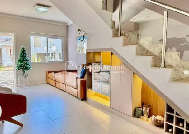Imagem Linda casa com 3 quartos sendo todos suítes, em condominio completo com excelente localização. 
A...