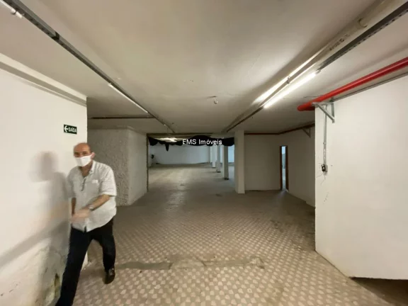 Imagem Salão Comercial de Alto Padrão em Pinheiros: 1 Sala, 2 Banheiros, 2 Vagas de Garagem, 600m² de Área - São Paulo-SP
