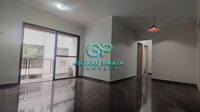 Imagem 3 quartos, sala para 2 ambientes com sacada, reformado, piso em porcelanato, cozinha com armários, banheiro social e de serviço, área de serviço.