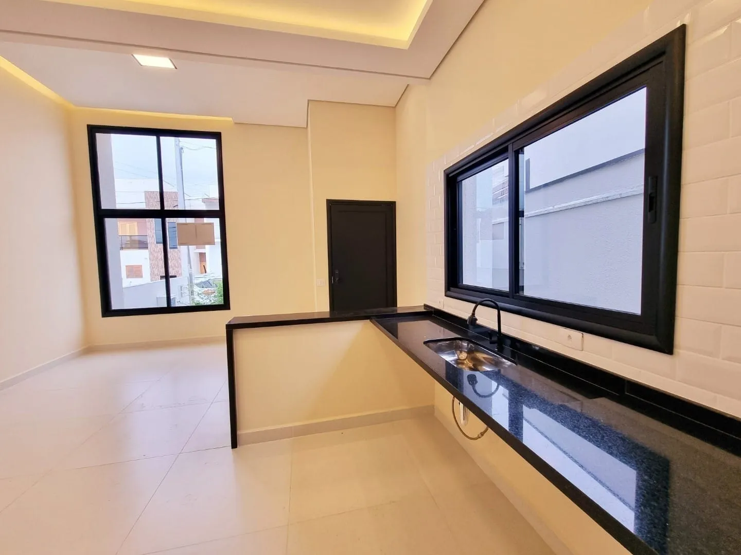Imagem Exclusiva Casa Moderna no Condomínio Vila Romana: Ambientes Integrados, Área Gourmet, Suíte Ampla e Detalhes em LED para Conforto e Sofisticação