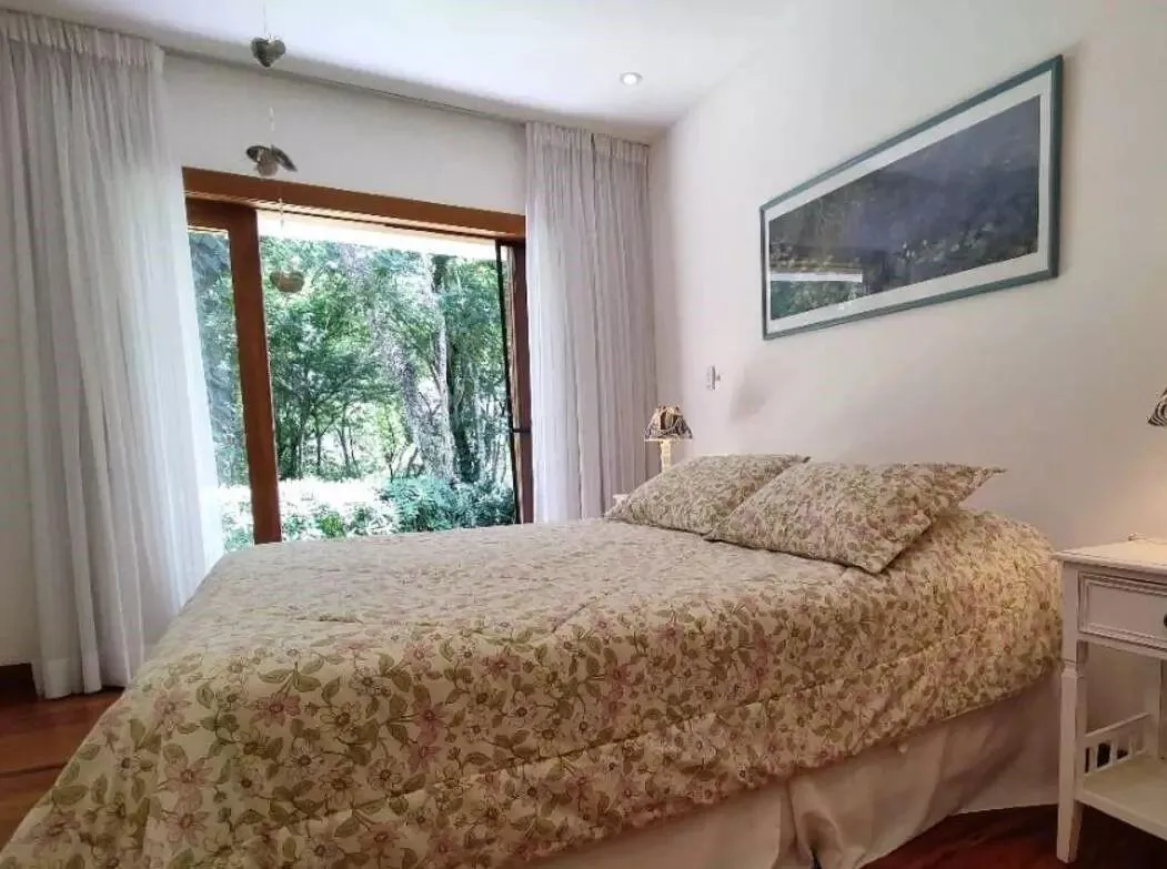 Imagem Casa em Condomínio para Venda em Petrópolis / RJ no bairro Itaipava