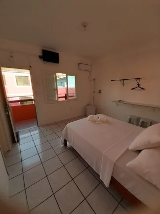 Imagem Oportunidade Única: Pousada Histórica à venda em Garopaba-SC, a 1 Quadra da Praia Central!