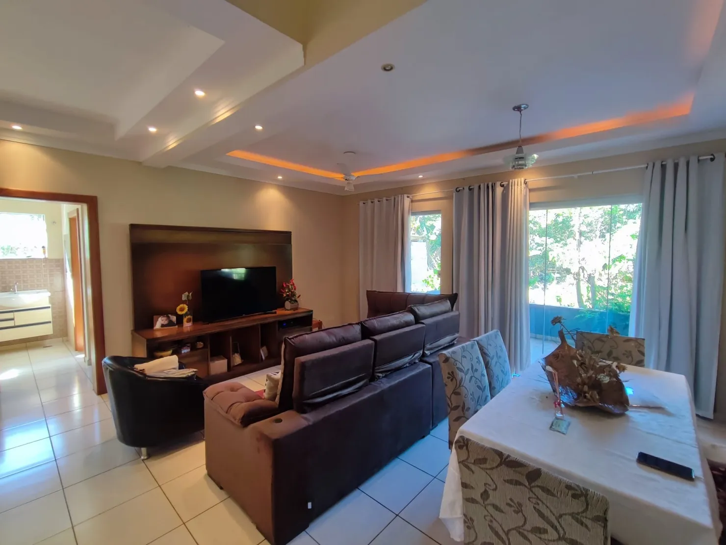 Imagem Casa à venda 3 Quartos, 1 Suite, 4 Vagas, 2105M², Parque Lago Azul, Pindamonhangaba - SP
