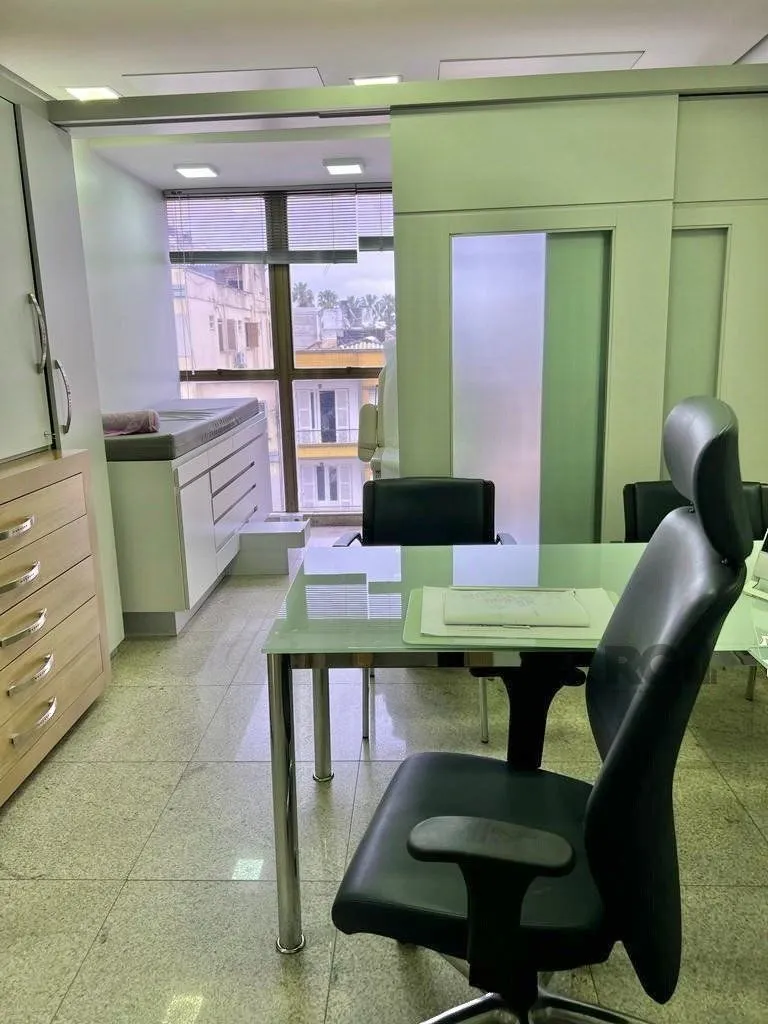 Imagem Conjunto comercial para comprar totalmente mobiliado e desocupado, localizado na prestigiada Rua Felipe Camarão, em frente à Redenção.