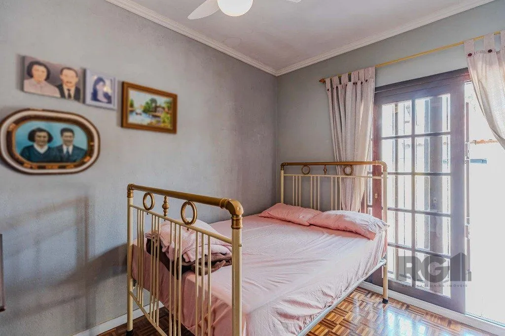 Imagem Casa com 234m², 3 dormitórios, 3 vagas no bairro Partenon
