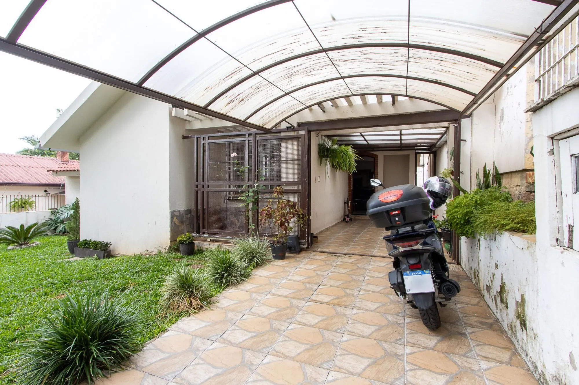 Imagem Casa de 4 dormitórios, 2 suítes, piscina, pátio e 2 vagas de garagem.