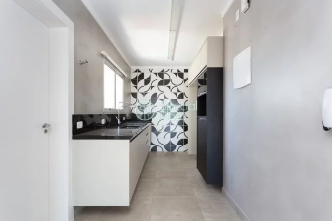 Imagem Cobertura toda reformado, possui uma suíte master com closet, living para dois ambientes, cozinha p...