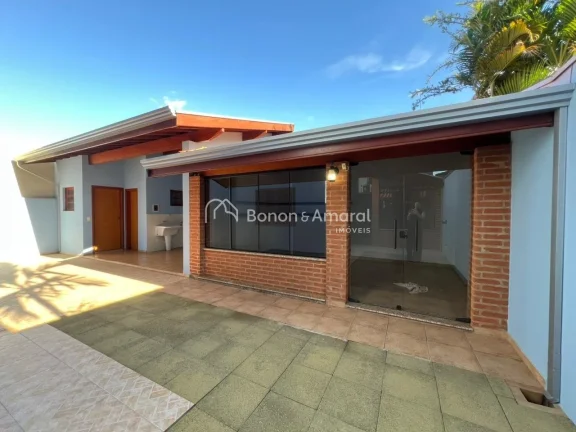 Imagem Casa muito bem distribuída, com 3 dormitórios, sendo 2 suítes. A suíte do pavimento térreo poss...