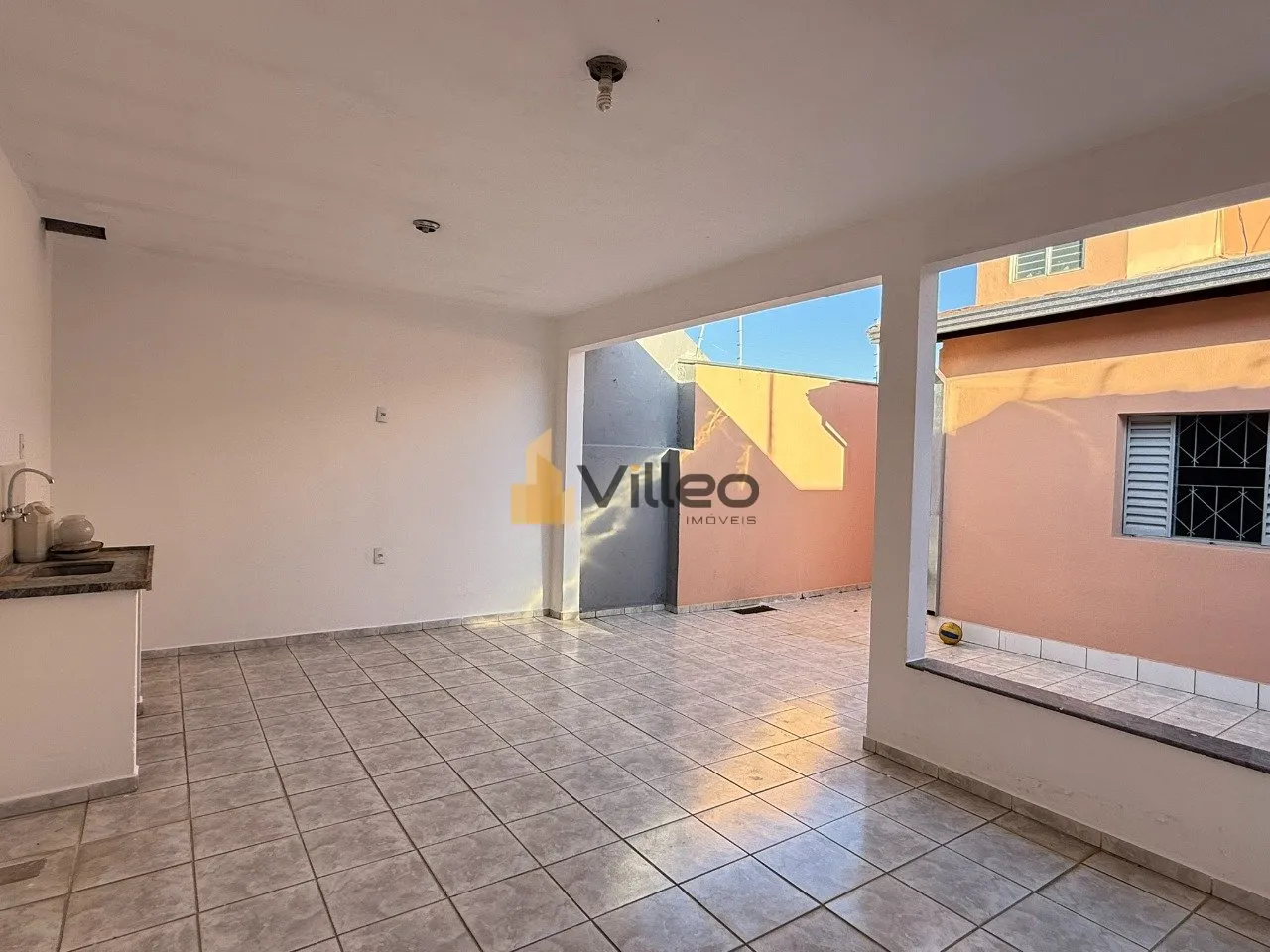 Imagem Apresentamos uma residência exclusiva para venda, localizada em uma das regiões mais tranquilas e ...