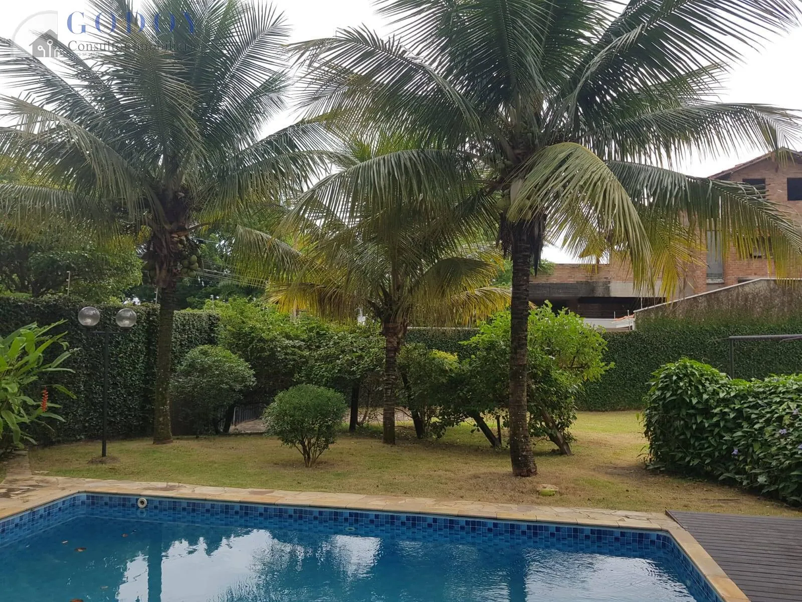 Imagem Ampla Casa com 3 Suítes, Piscina e Terreno Extra - 920m² de Oportunidade!