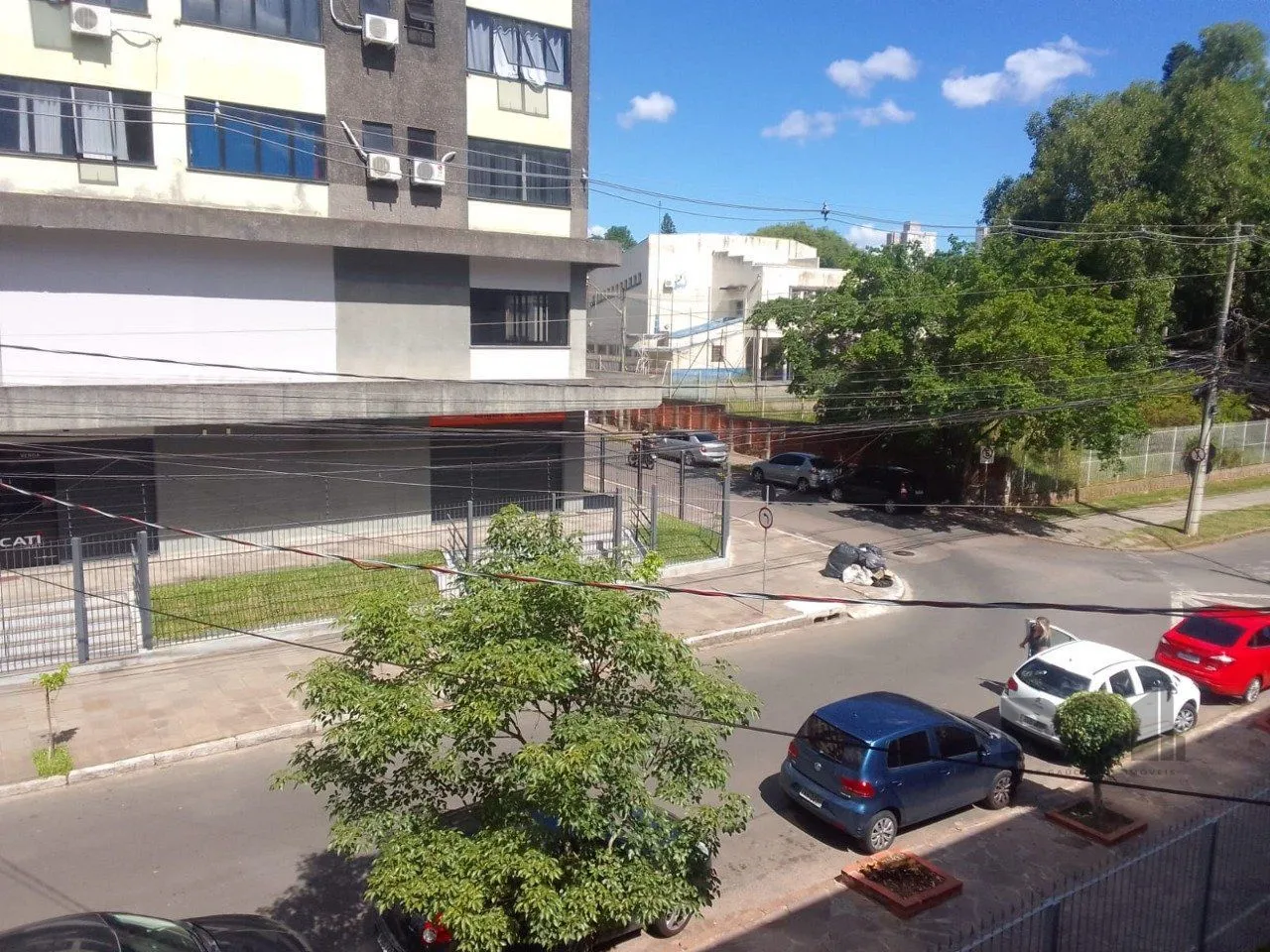 Imagem Apartamento de 2 dormitórios, sala, cozinha, banheiro, área de serviço com vaga de garagem escriturada e coberta