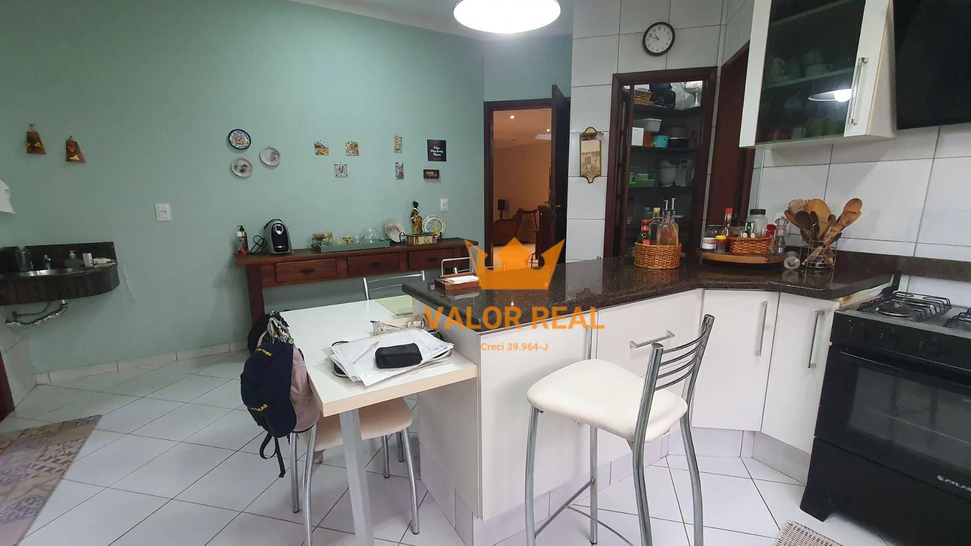 Imagem Casa em Condomínio de Alto Padrão, Venda ou Locação: AT 720 m2 e AC 390 m2, 4 suites, 4 vagas, piscina.