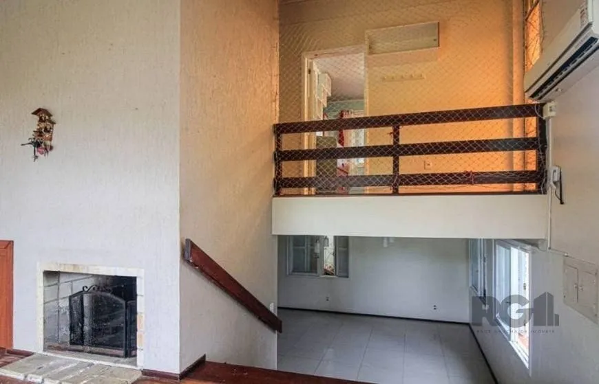 Imagem Excelente casa de 147m² com 3 dormitórios, 4 vagas e 1 piscina.