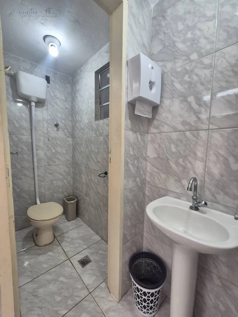 Imagem Ponto Comercial com Salão Amplo e 3 Portas de Esquina com 96,59 m²
