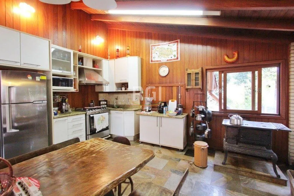 Imagem Casa para Venda - 250m², 3 dormitórios, 1 vaga - Teresópolis