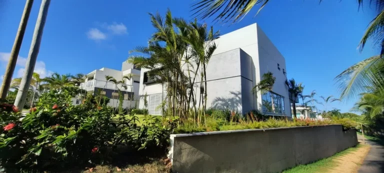 Imagem Casa de luxo em condomínio à venda em Busca Vida, Camaçari-BA: 4 quartos, 4 suítes, 2 salas, 2 banheiros, 4 vagas, 400m².