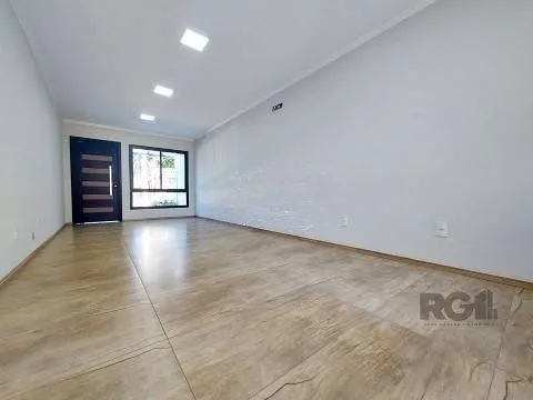 Imagem Excelente casa de 85m² com 2 dormitórios, piscina e 6 vagas.