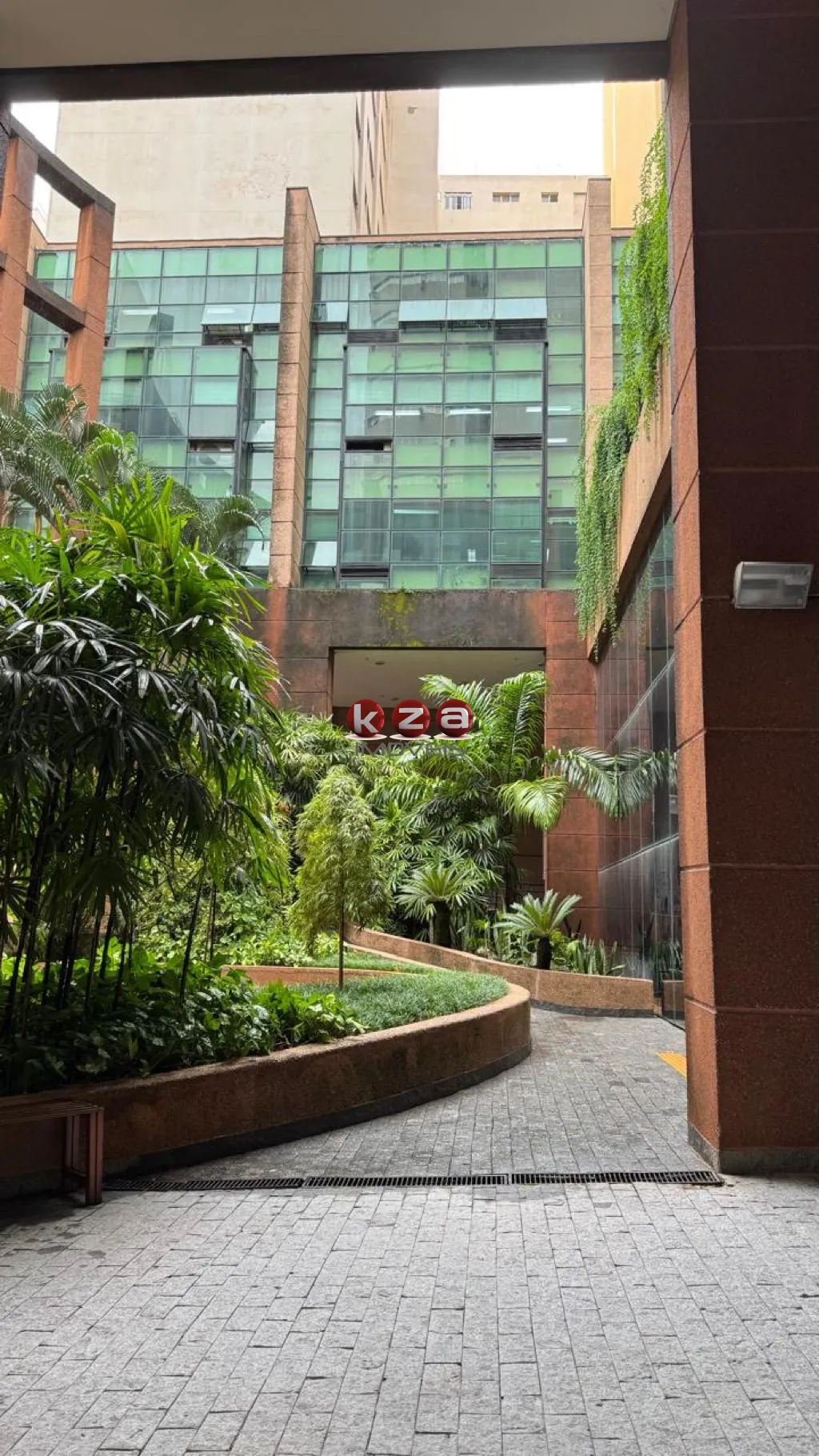 Foto do imóvel Sala comercial com 85 metros no Edificio Banco América do Sul, em Campinas-SP, 2 salas, 2 banheiros, 2 vagas.