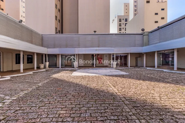 Imagem Imóvel comercial localizado em ponto estratégico de Campinas, na esquina da Avenida Dr. Moraes Sal...