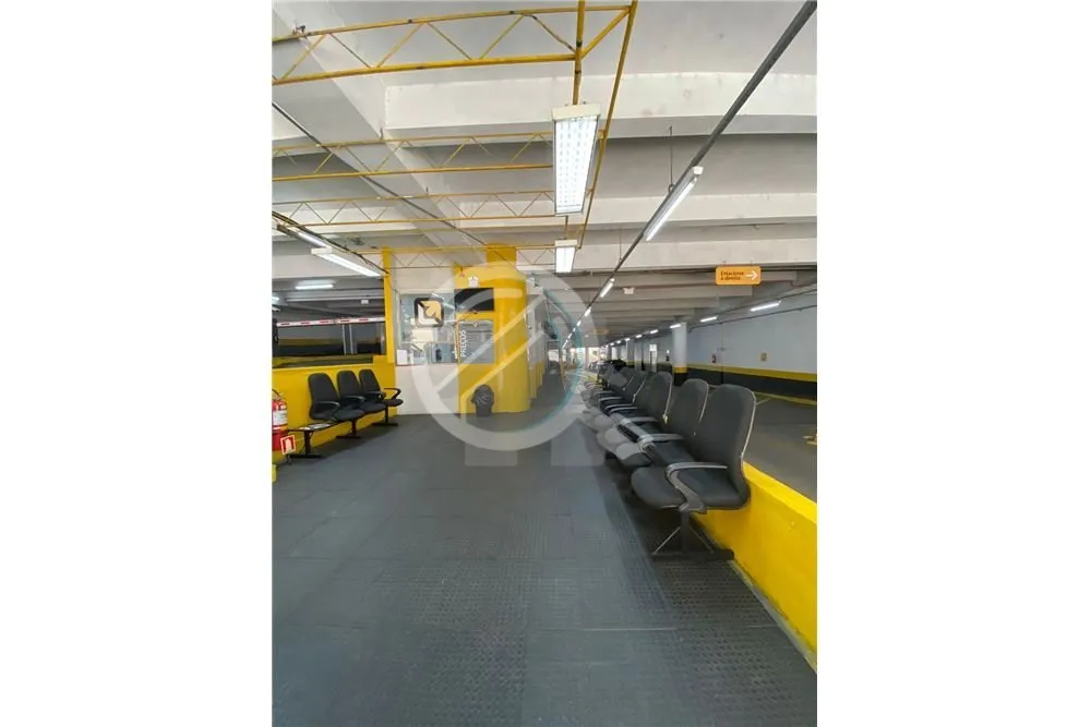 Imagem Ótimo box com aproximadamente 15m² de área útil, localizado no quarto andar, tornando-o um dos m...