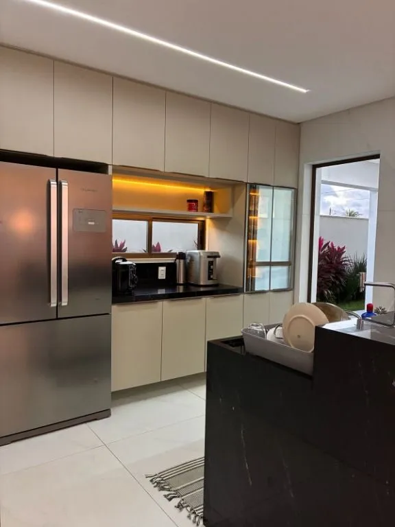 Imagem Casa de alto padrão no Alphaville com 5 suítes, espaço gourmet, home office, sala de TV e projeto moderno.