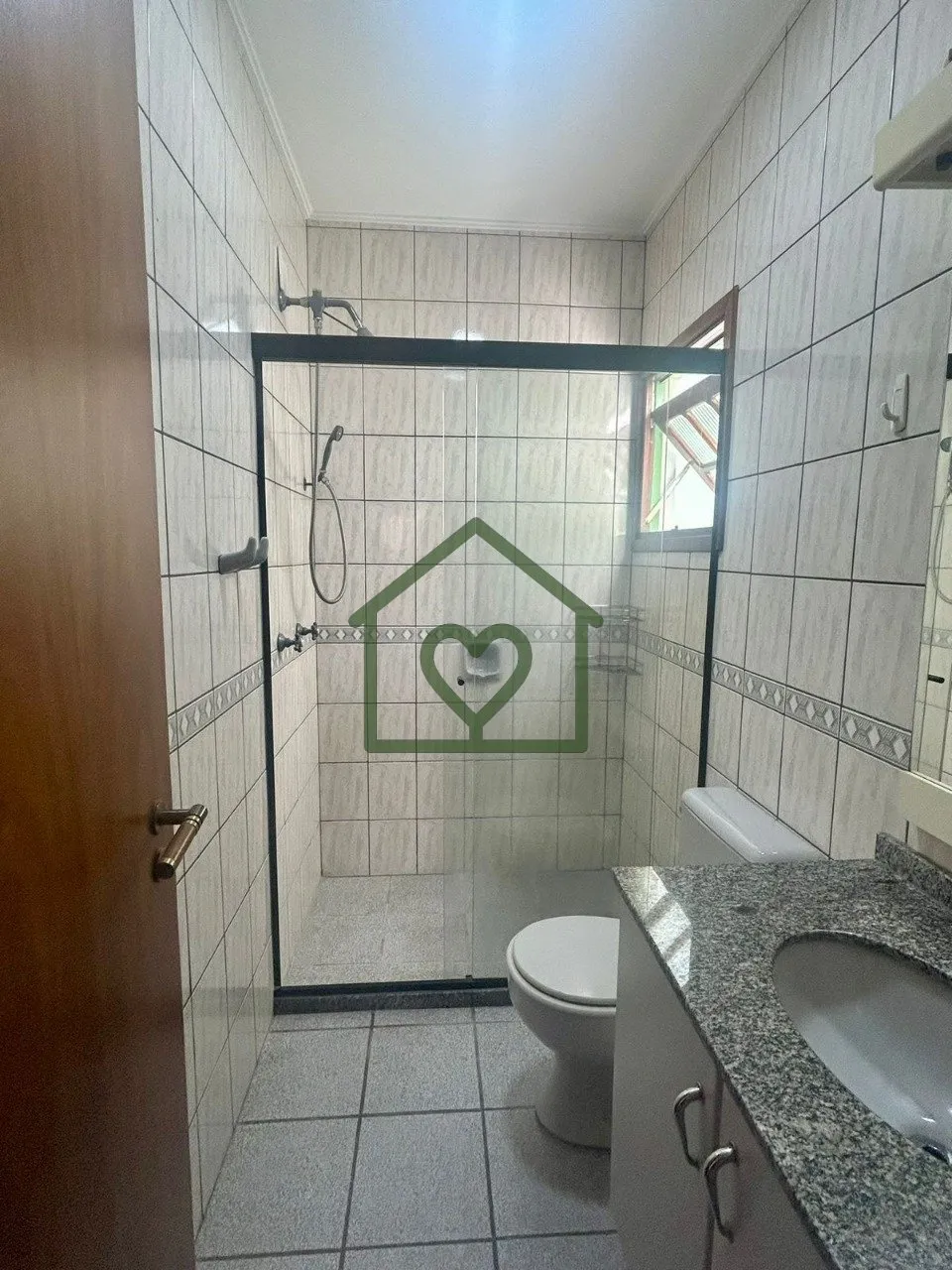 Imagem O imóvel conta com 3 dormitórios, sendo 1 suíte máster com closet em madeira e banheiro com hidr...