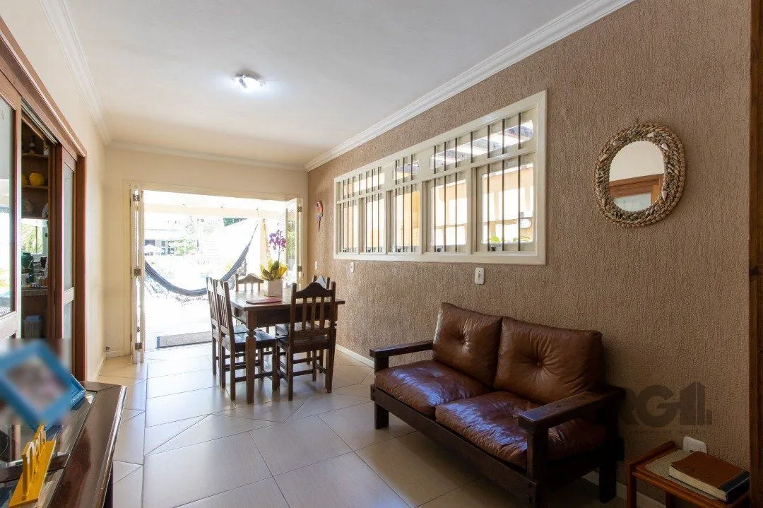 Imagem Casa com 452m² de área construída, 02 suítes, banheira de hidro, closet, 02 banheiros sociais, 03 living com 02 ambientes, 02 lareiras