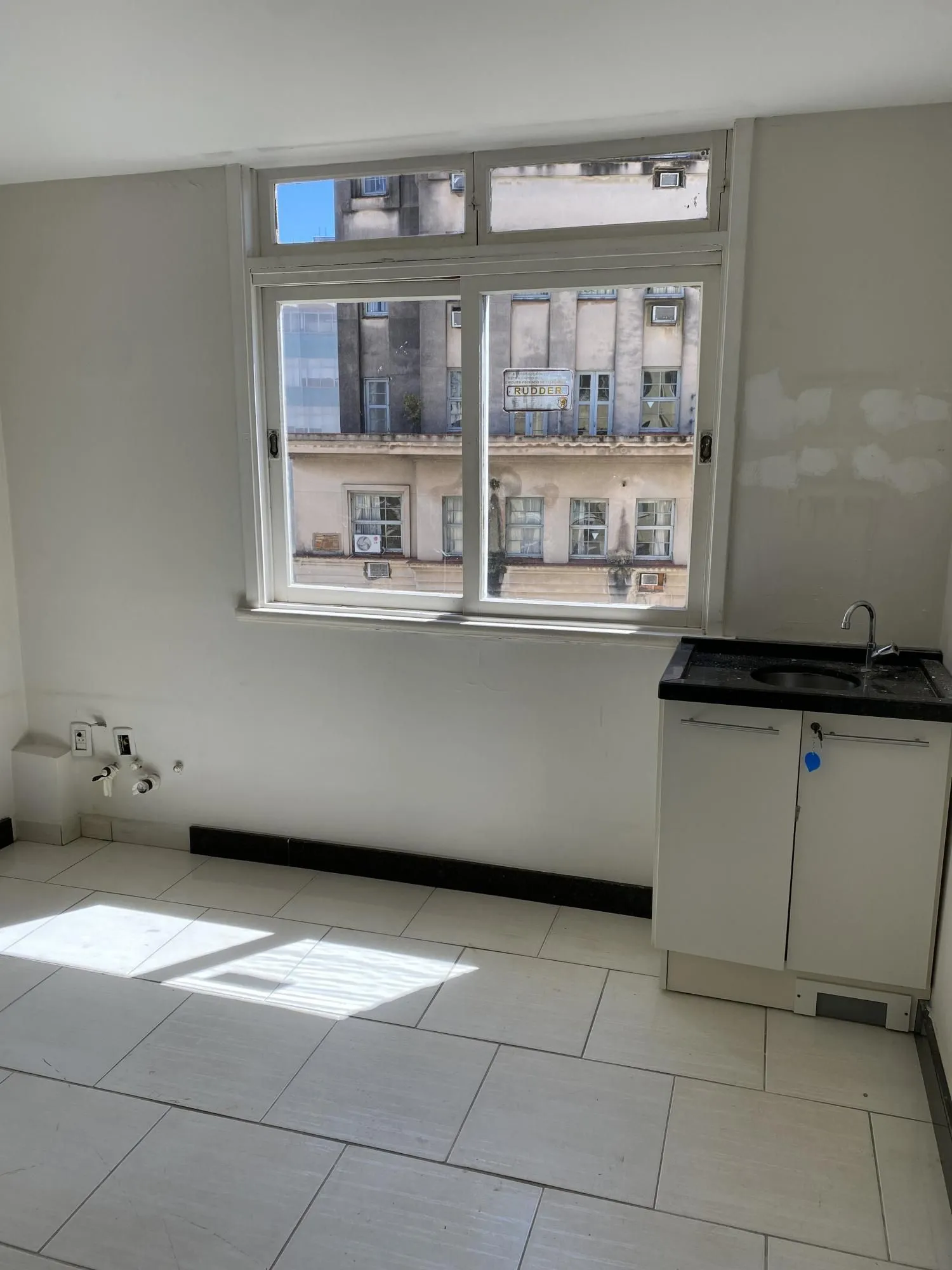 Imagem MÁFFER IMÓVEIS ALUGA EXCELENTE CONJUNTO COMERCIAL - ANDAR INTEIRO NO CENTRO DE PORTO ALEGRE 280m² de área privativa