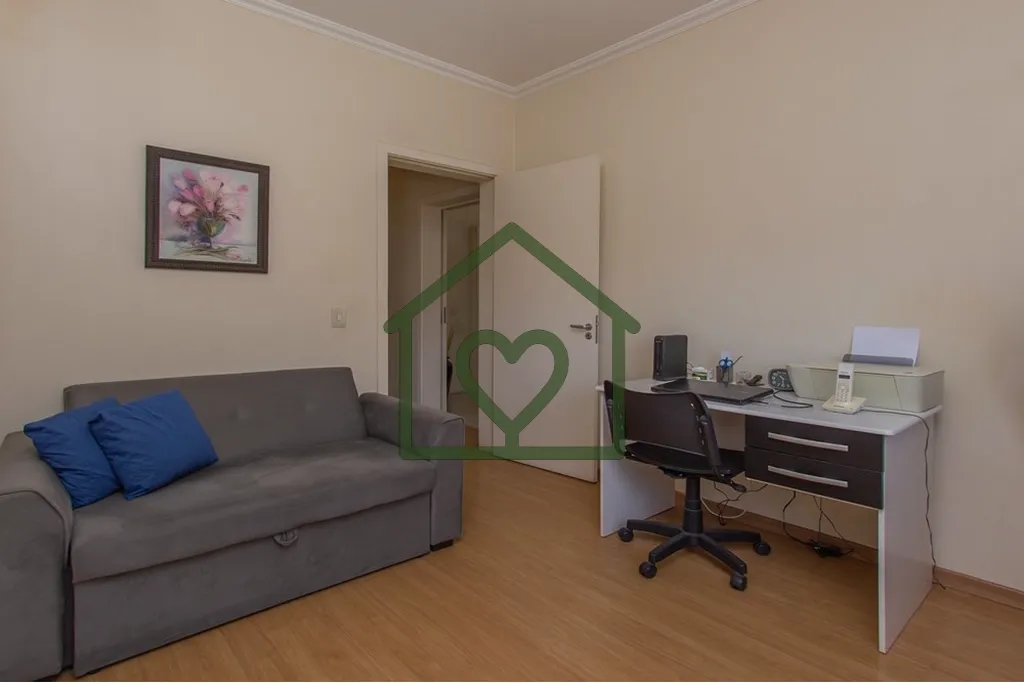 Imagem Casa distribuída em dois andares com cinco dormitórios, quatro banheiros, duas cozinhas, duas sala...