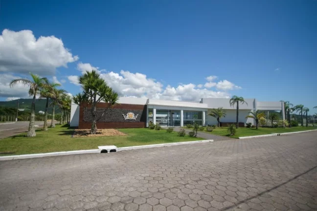 Imagem Terreno de 600m² no Condomínio Garopaba Internacional: Luxo, Conforto e Segurança!