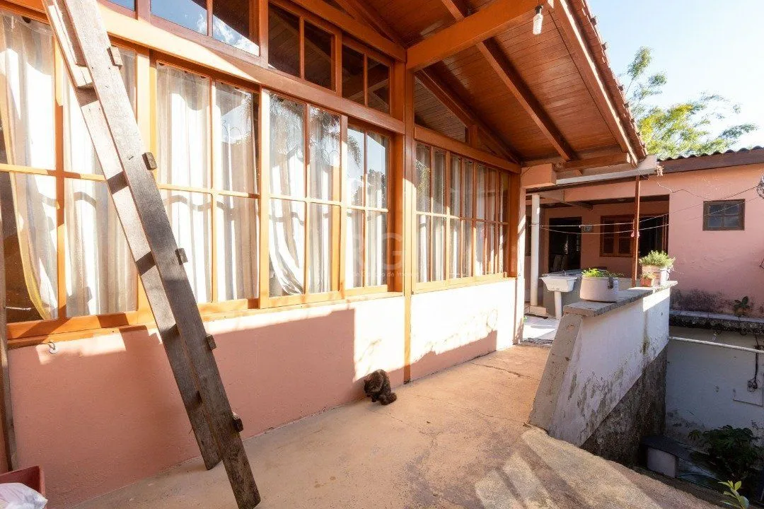 Imagem Casa para Venda - 240m², 6 dormitórios, sendo 3 suites, 2 vagas - Glória