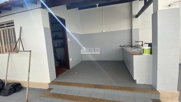 Imagem Casa com 6 dormitórios no bairro Fabrício em Uberaba