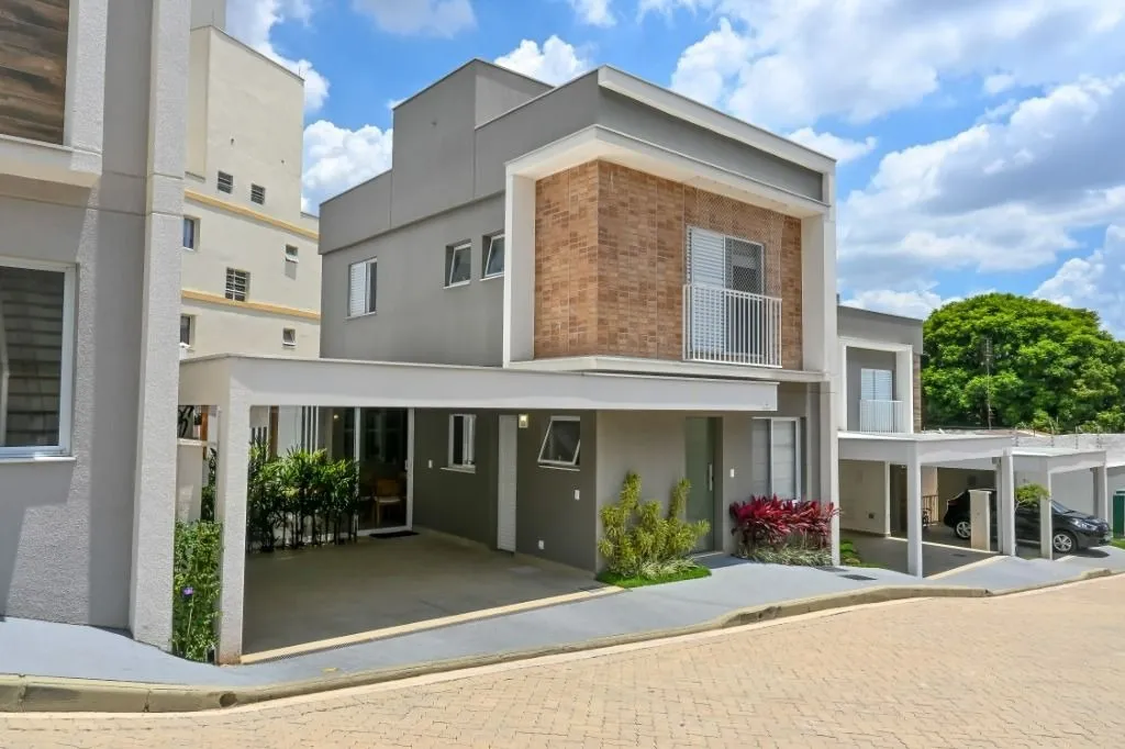 Imagem "Sobrado Excepcional em Condomínio da Construtora Planeta: Terreno Amplo, Área Construída com Design Elegante e Quintal Planejado para Piscina."