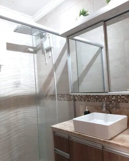 Imagem Sobrado triplex no Partenon de 3 dormitórios e 2 vagas