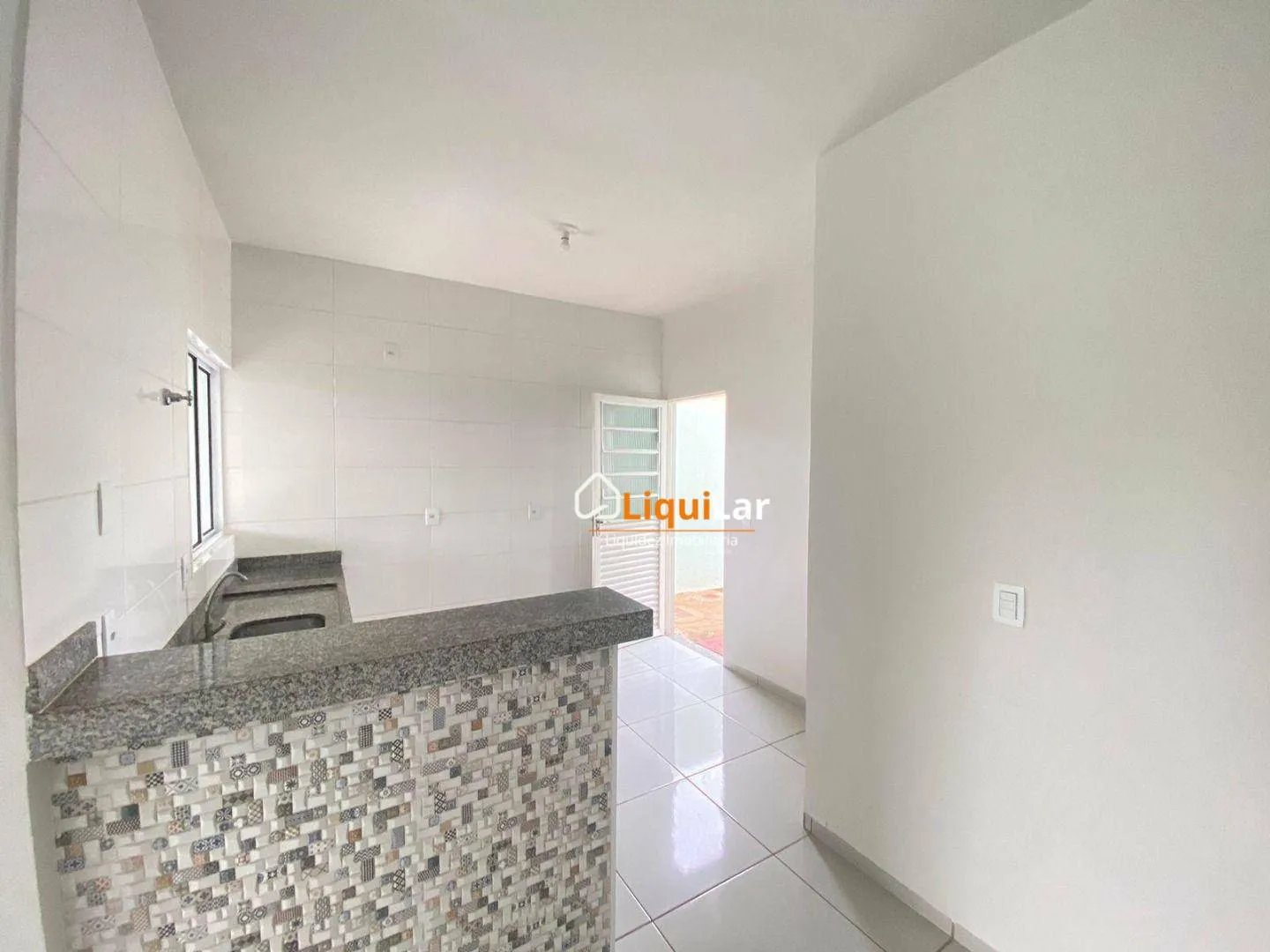 Imagem Casa Usada à Venda no Asfalto com 2 Quartos, Varanda, Amplo Quintal e Possibilidade de Minha Casa Minha Vida