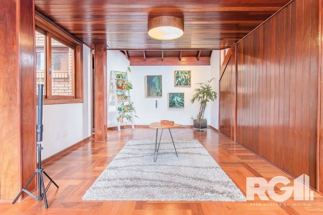 Imagem Casa espaçosa com 3 dormitórios, pátio com piscina e 4 vagas