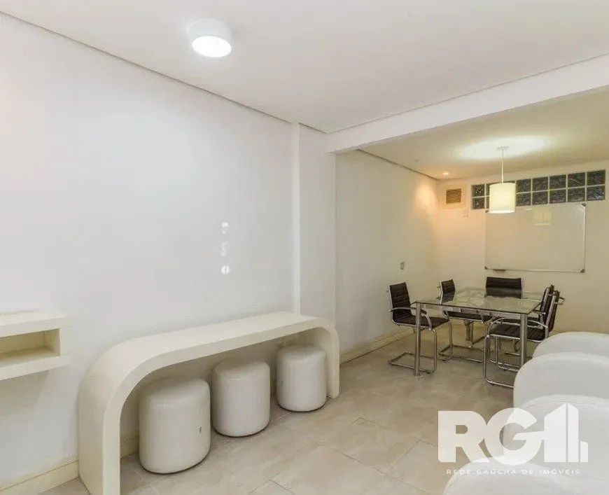 Imagem Apartamento com 1 quarto e 53m² à venda em Menino Deus, Porto Alegre.