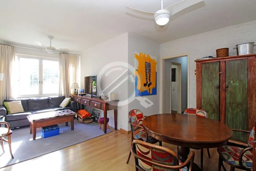 Localizado no coração do charmoso bairro Moinhos de Vento, este apartamento de 100m² oferece o eq...