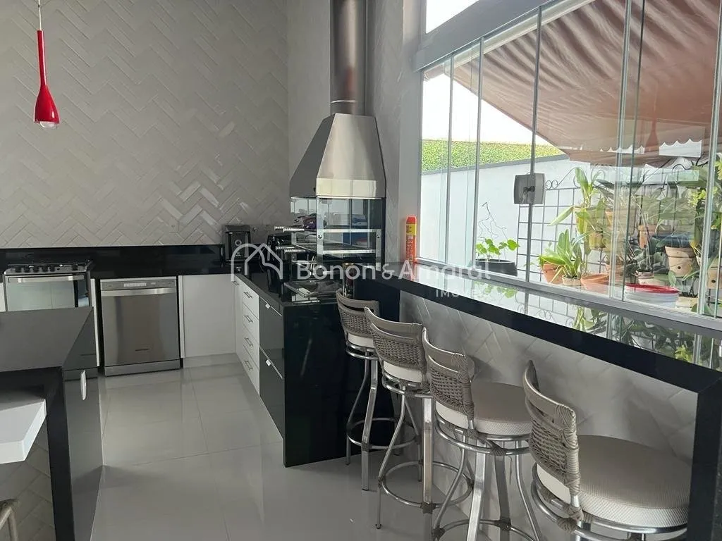 Imagem Casa com 4 Quartos e 4 Banheiros para Venda em Valinhos - SP