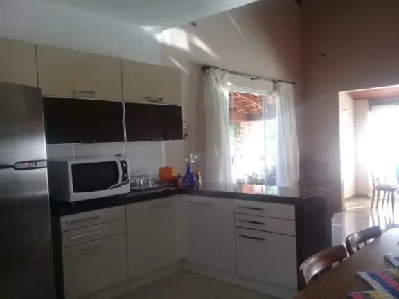 Imagem Excelente Casa com 350m², Condomínio Fechado, situado em Viamão.