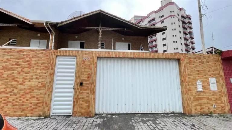 Imagem Conforto e Lazer a Passos da Praia: Sobrado com Piscina e Hidromassagem!
